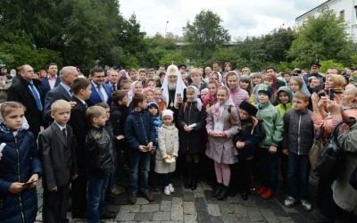 Благотворительная акция «Российская Детская Радость», благословение детей Патриархом Кириллом в Свято Даниловском монастыре.