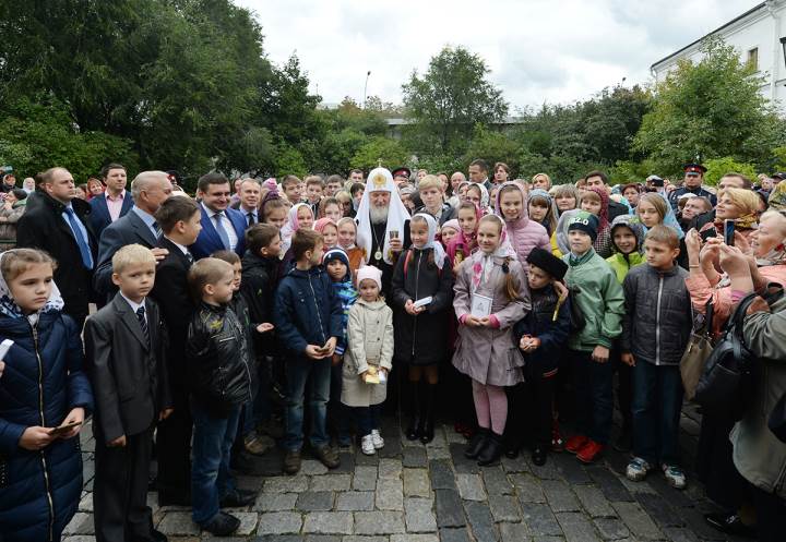 Благотворительная акция «Российская Детская Радость», благословение детей Патриархом Кириллом в Свято Даниловском монастыре.