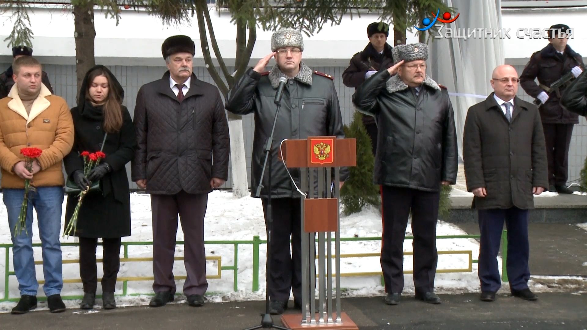 В Марьино открыли мемориал погибшему лейтенанту полиции Виктору Разудалову
