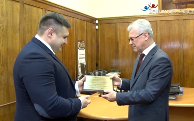 Председатель Фонда «Защитник счастья» вручил директору Российской Государственной библиотеки Сертификат благодетеля.